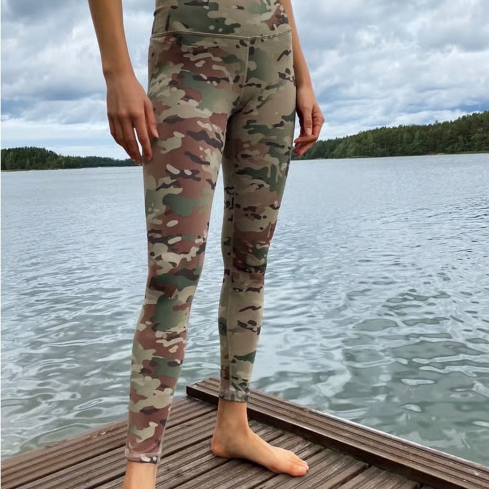 Aritzia TNA Camouflage High-Waisted Leggings size large activewear tan and green